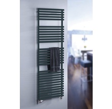 Badezimmer Szene mit einem horizontalen Heizkörper für Handtücher