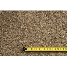 Nahaufnahme von Sand mit einem Messband zur Größenbestimmung