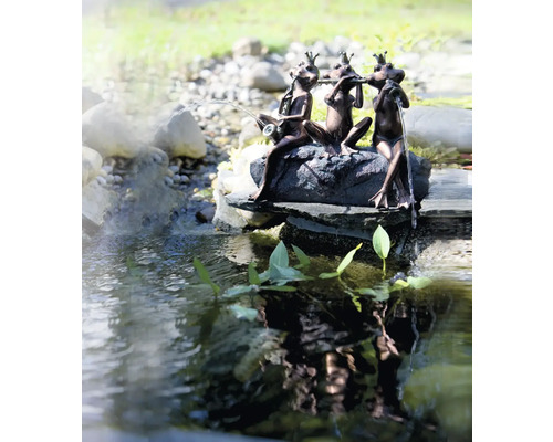 Brunnen mit drei Froschfiguren am Teichrand