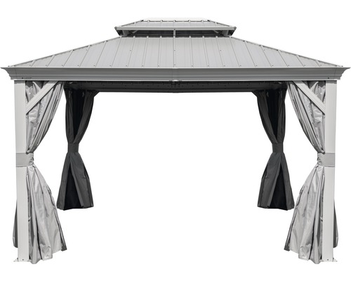 Pavillon mit Metallstruktur und Vorhängen