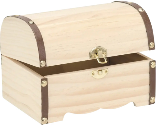 Offene Holzkiste mit Beschlägen und abgerundetem Deckel