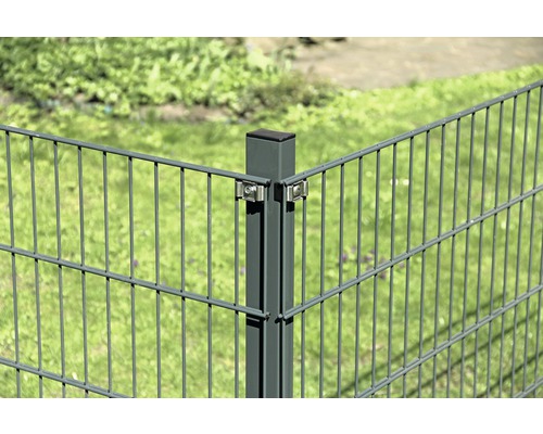 Doppelstabmattenzaun mit Zaunpfosten und Befestigungsklammern