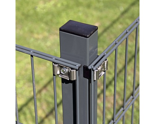 Detailansicht eines Zaunpfostens mit Halterungen zur Befestigung eines Doppelstabmattenzauns.