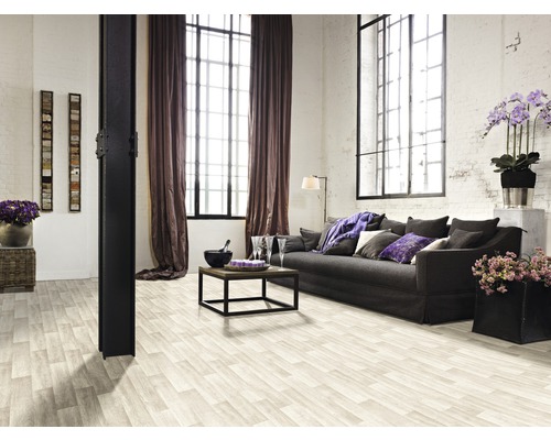 Wohnzimmer mit Holzboden, Sofa, Tisch und Dekoration