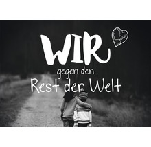 Wir gegen den Rest der Welt Schriftzug mit zwei Kindern, die Arm in Arm auf einem Weg stehen