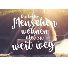 Eine Person sitzt vor einer Landschaft mit dem Text: Die besten Menschen wohnen viel zu weit weg.