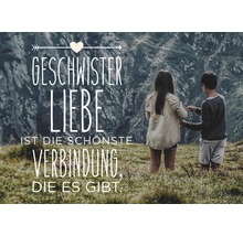 Dekorative Aufschrift Geschwisterliebe vor Berglandschaft