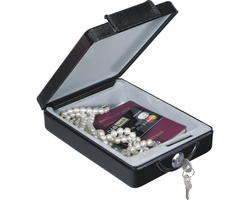 Geöffneter Schlüsseltresor mit Halskette, Bankkarte und Reisepass