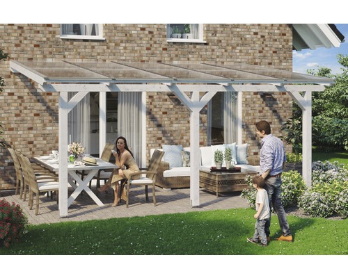 Terrassenüberdachung SKAN HOLZ Andria 541x350 cm weiß Überdachte Terrasse mit Sitzbereich und Familie vor einem Haus.