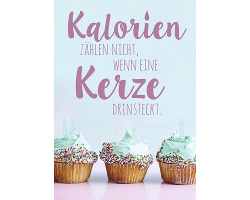 Dekoration mit der Aufschrift Kalorien zählen nicht, wenn eine Kerze drinsteckt und Abbildungen von Muffins
