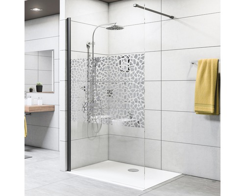 Begehbare Duschkabine mit Muster und Duschwanne im modernen Badezimmer