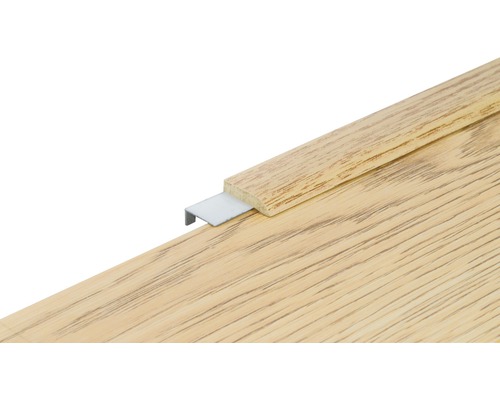 Holzboden mit Metallelement zur Befestigung