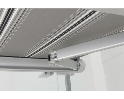 Markise mit Streifenmuster und mechanischer Bedienung