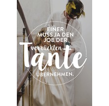 Mädchen im Kleid und Frau auf einer Treppe mit Textgrafik.