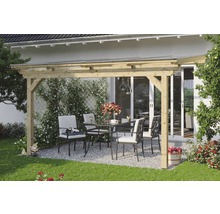 Terrassenüberdachung aus Holz mit Tisch und Stühlen im Garten