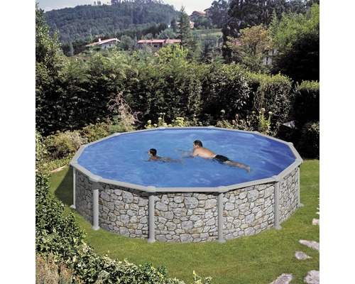 Aufstellpool im Garten mit Schwimmern