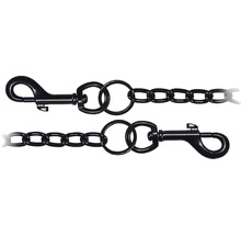 Zwei Ketten mit Karabinerhaken und Ringen