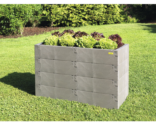 Hochbeet aus Kunststoff mit Salatbepflanzung im Garten