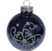 Blaue Weihnachtskugel mit silberfarbener Dekoration