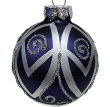 Blaue Weihnachtskugel mit silberfarbenem Muster