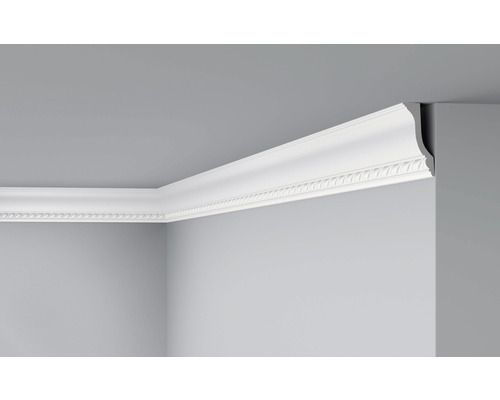Raumecke mit montierter Zierleiste an Wand und Decke