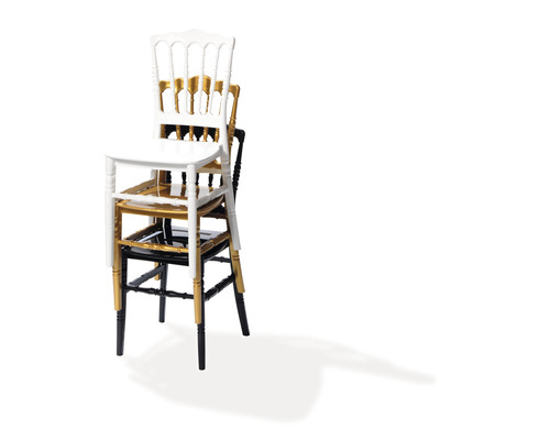 Stapel aus Stühlen für den Innenbereich