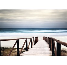 Holzsteg führt zum Strand und Meer