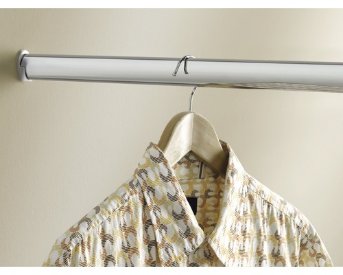 Kleiderstange mit Hemd an Kleiderbügel