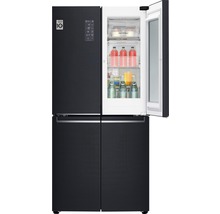 Schwarzer Kühlschrank mit vier Türen, von denen eine geöffnet ist und den Blick auf Getränke im Inneren freigibt.