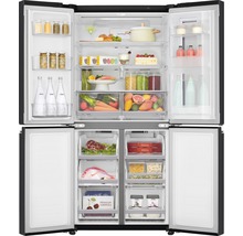 Geöffneter Side-by-Side Kühlschrank mit verschiedenen Lebensmitteln
