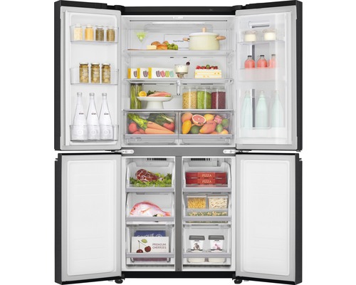 Geöffneter Side-by-Side Kühlschrank mit verschiedenen Lebensmitteln
