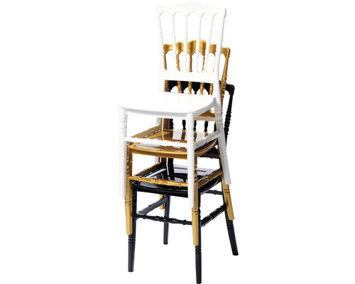 Stapel aus drei Stühlen in Weiß, Gold und Schwarz