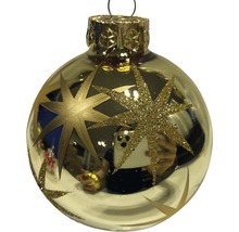 Goldene Christbaumkugel mit Sternmotiven