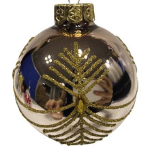 Christbaumkugel mit glitzerndem Blattmotiv