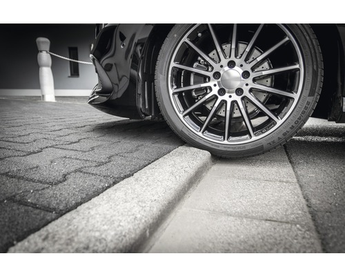 Detailansicht eines Autos mit Reifen auf einem Bordstein