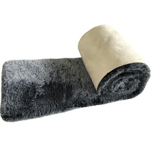 Grauer, gerollter Kunstfellteppich