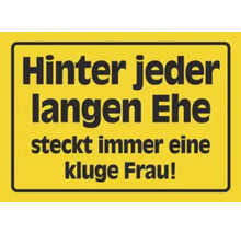 Schild mit dem Spruch: Hinter jeder langen Ehe steckt immer eine kluge Frau