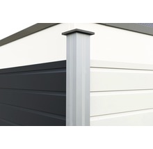 Detailansicht eines modernen Gartenhauses mit Eckpfosten