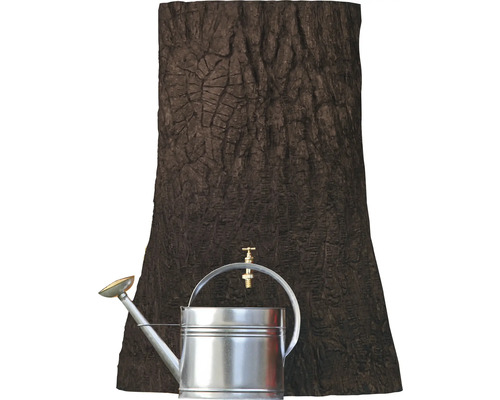 Dekorativer Gartenbrunnen imitiert Baumstamm mit Wasserhahn und Gießkanne