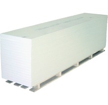 Stapel Gipskartonplatten auf einer Palette