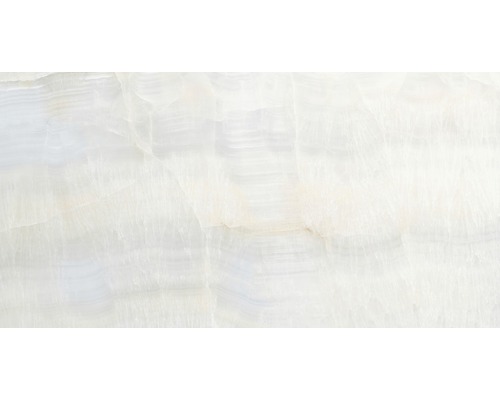 Feinsteinzeug Bodenfliese Dubai Blue 32x62,5 cm grau blau matt Nahaufnahme einer hellen Onyx Marmorplatte.