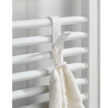 Handtuchhaken an einem weißen Heizkörper mit Handtuch