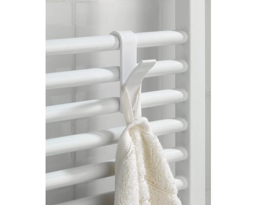 Handtuchhaken an einem weißen Heizkörper mit Handtuch