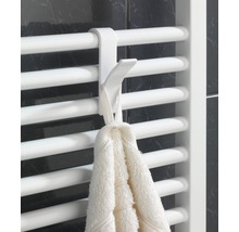 Handtuch hängt an einem Heizkörper mit Handtuchhaken.