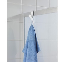 Handtuchhalter mit Handtuch über einer Duschwand