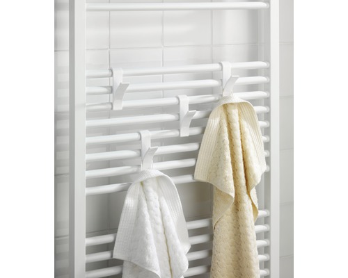 Handtuchwärmer mit Handtüchern und Haken