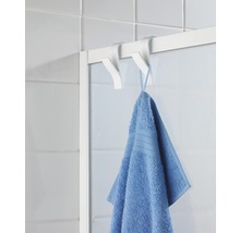 Handtuch hängt an zwei weißen Türhaken im Badezimmer