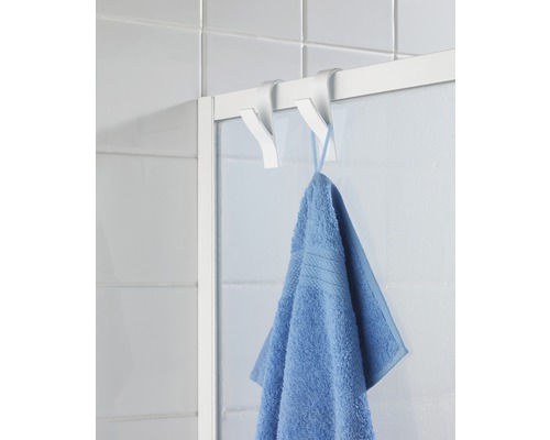 Handtuch hängt an zwei weißen Türhaken im Badezimmer