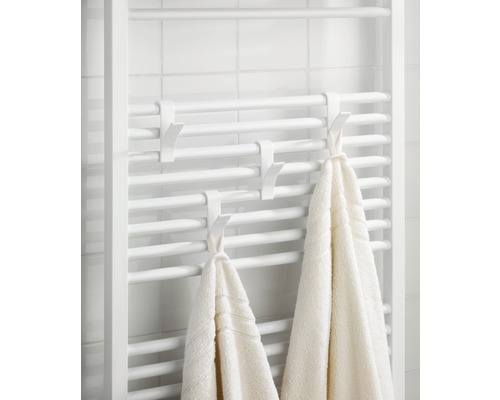 Handtuchheizkörper mit Handtüchern und Haken