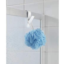 Duschkabine mit Duschhaken und Badeschwamm